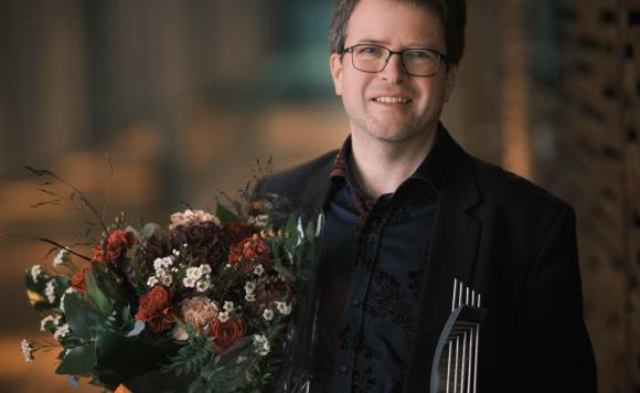 Nils Schweckendiek Musiikkitalossa Madetoja-palkinnon kanssa